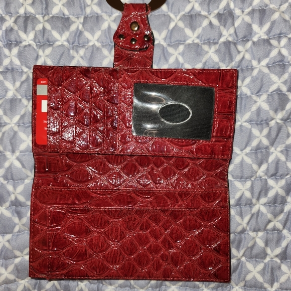 GUESS wallet in wine red shiny patent finish. - Picture 10 of 12